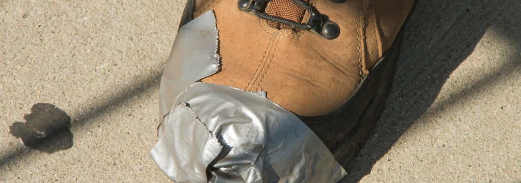 Reparación de cinta adhesiva en botas de senderismo